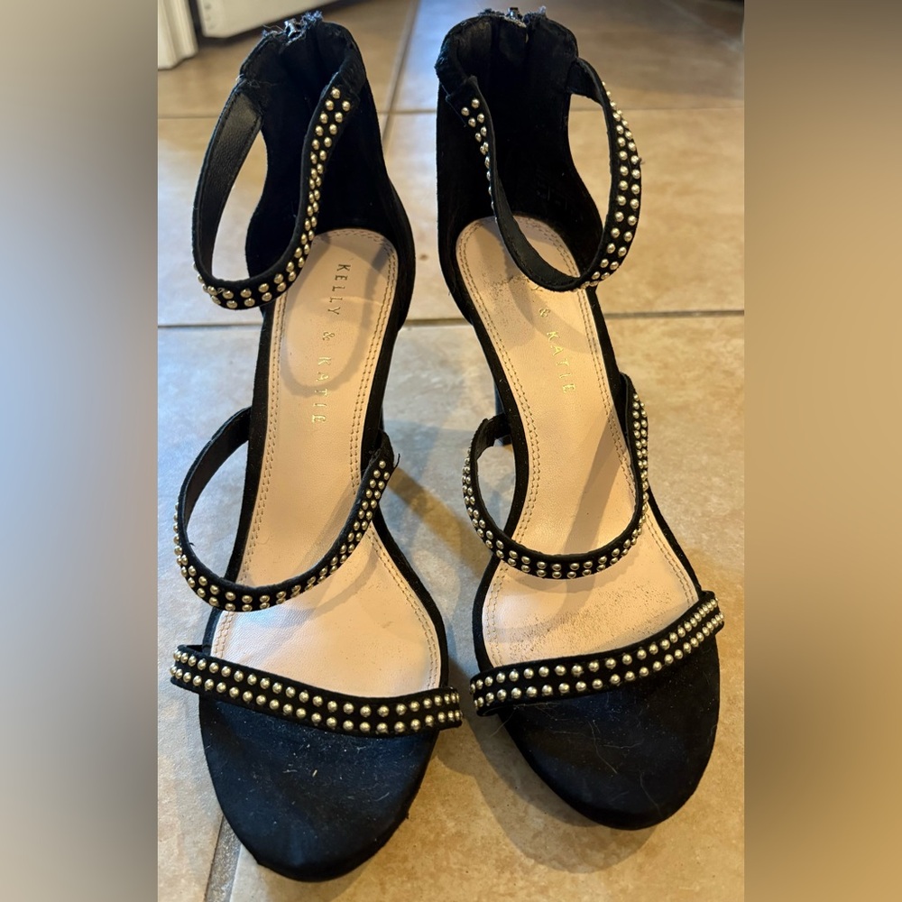 Kelly & Katie Courtnee Black Heel with Gold Studs. Size: 7.5